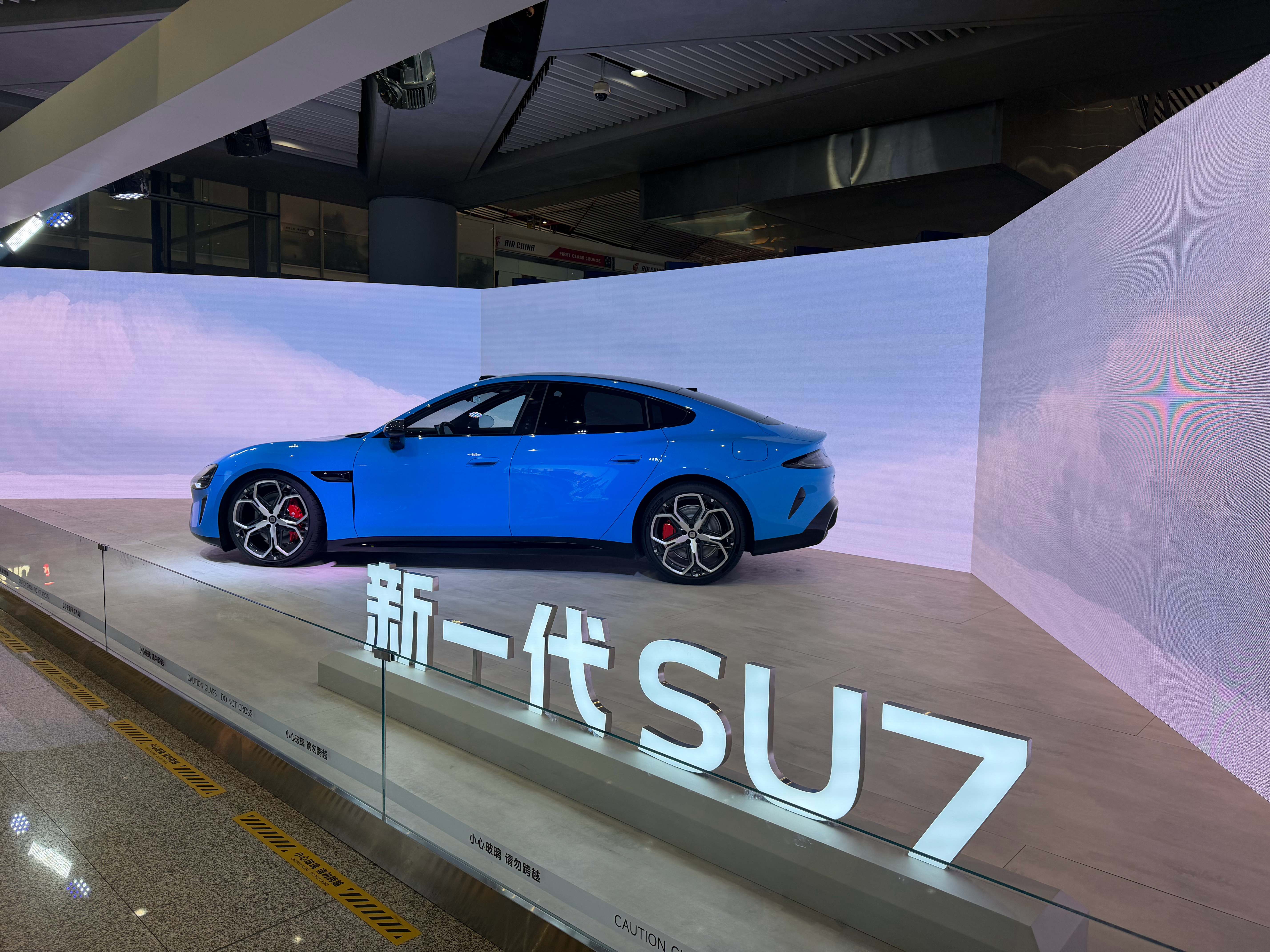 首都机场看到的新一代 SU7外形还是很帅的 北京·首都机场T3航站楼