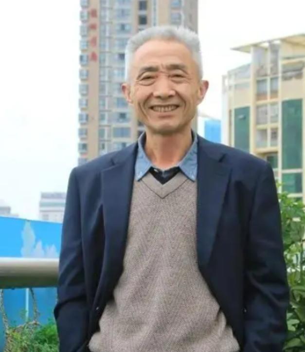 1977年，湖北麻城农村小伙戴建业，高考考了289分。那一年，北大录取线是270