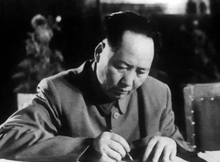 1973年，毛主席找来李德生，对他说：“你去一趟南京，听说许世友同志天天喝很多酒