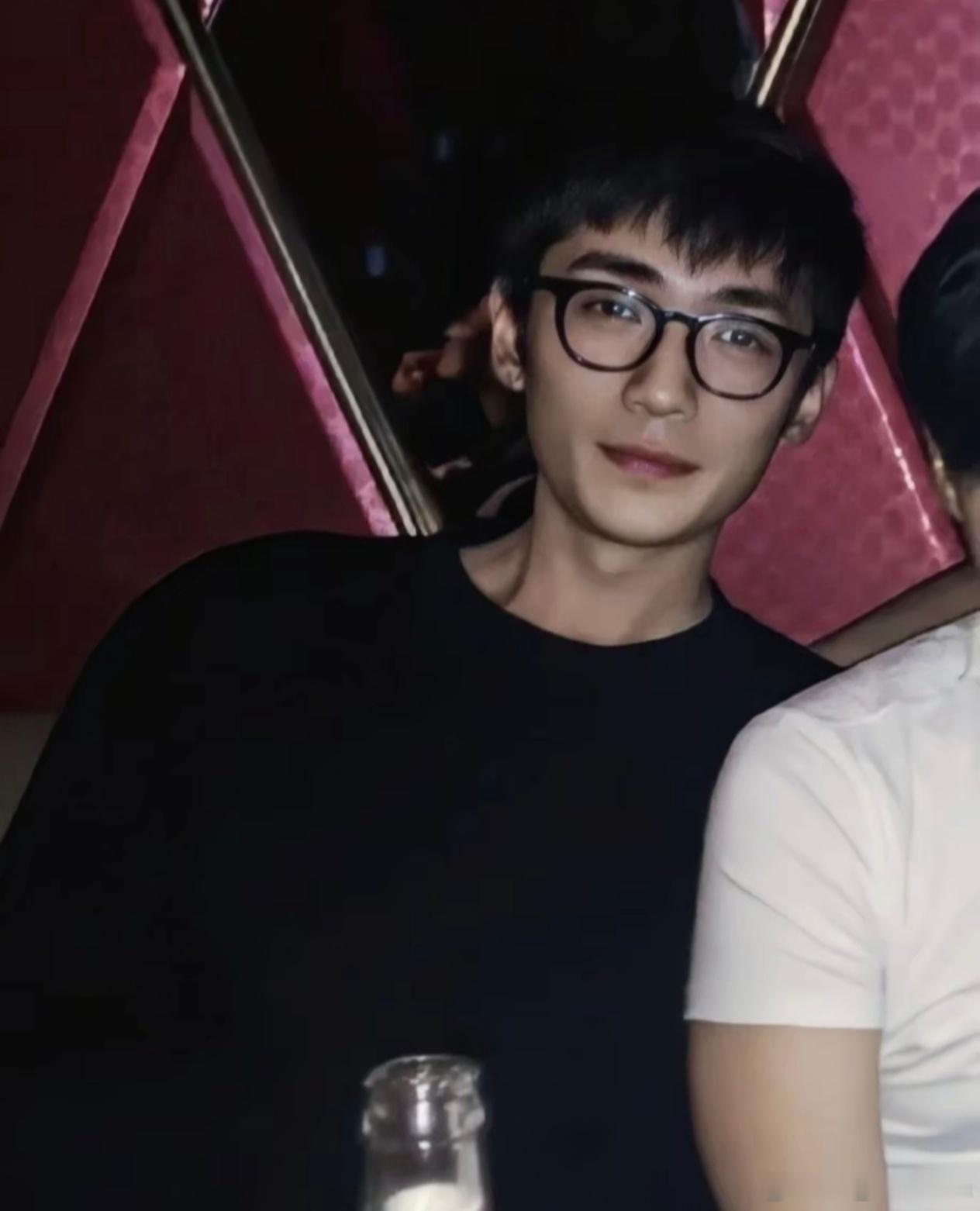 朱一龙这张照片完全就是大学学长 