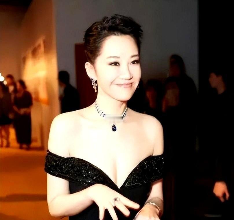 北京宽街那座四合院还在，

刘波早没了，

许晴也早不提这事了。

它曾是90年