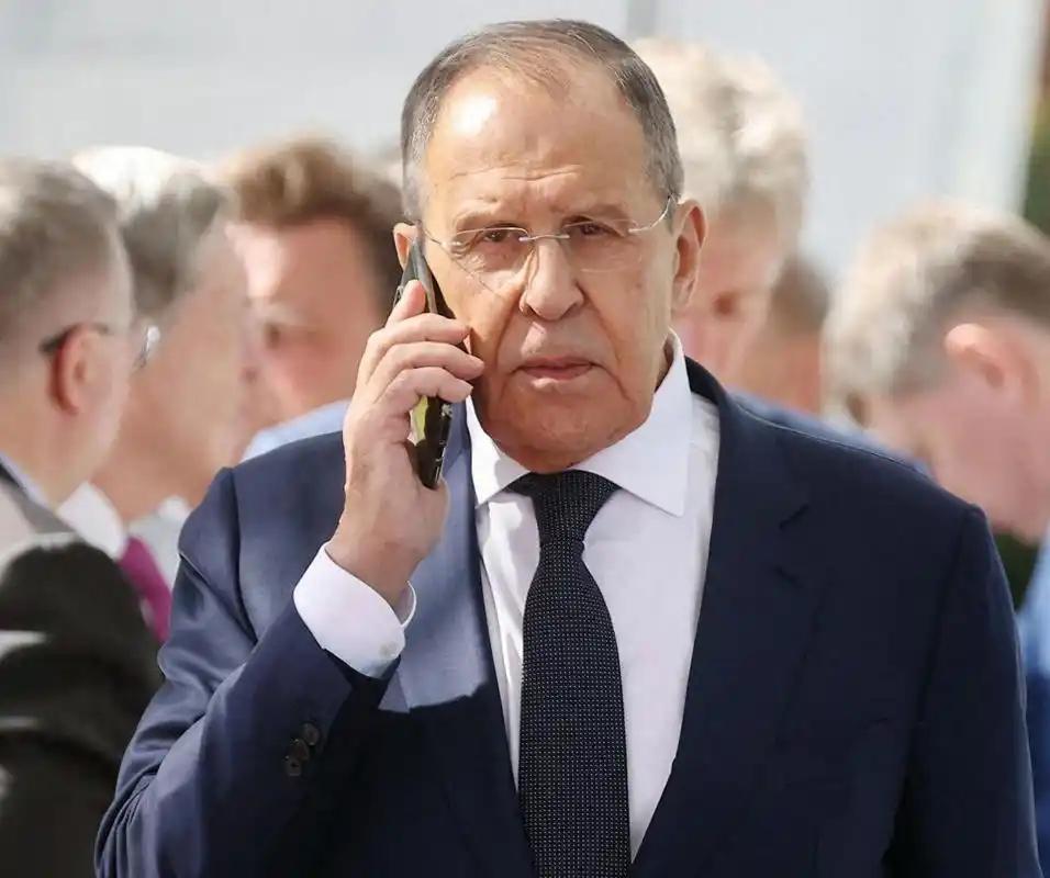 那个俄罗斯老头，拉夫罗夫，一句话就把天给聊透了。
他说，美国人怕我们，是因为在全