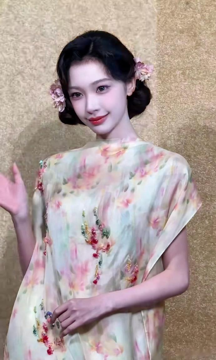 易梦玲最新路拍、 易梦玲民国贵女风造型易梦玲最新路拍曝光，民国风造型优雅贵气，颜