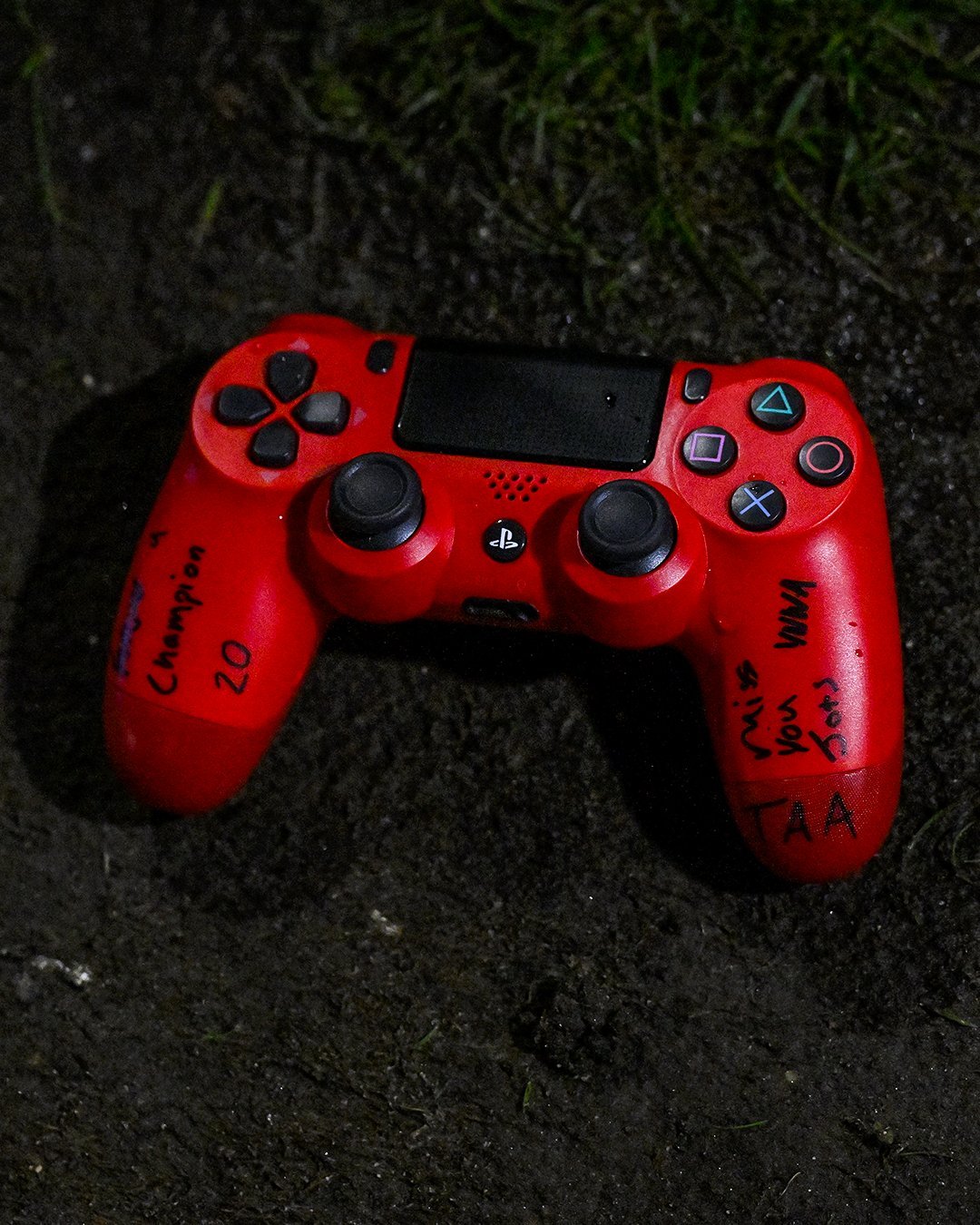 特伦特在若塔纪念碑前留下了一个红色游戏手柄、一封信和花圈。🎮❤️欧冠联赛利物浦