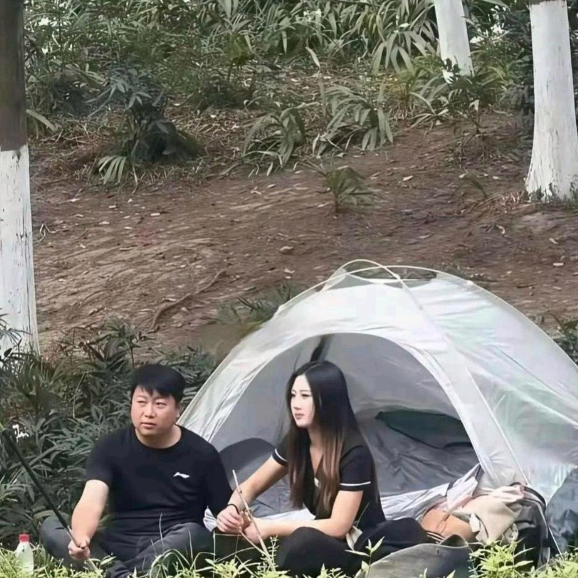 远看是夫妻，近距离看才知道不是 