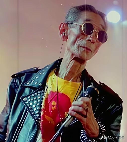 马三立老师还有过这身穿着打扮，一般人恐怕都没有看到过，相信多数年轻人更是没有看过