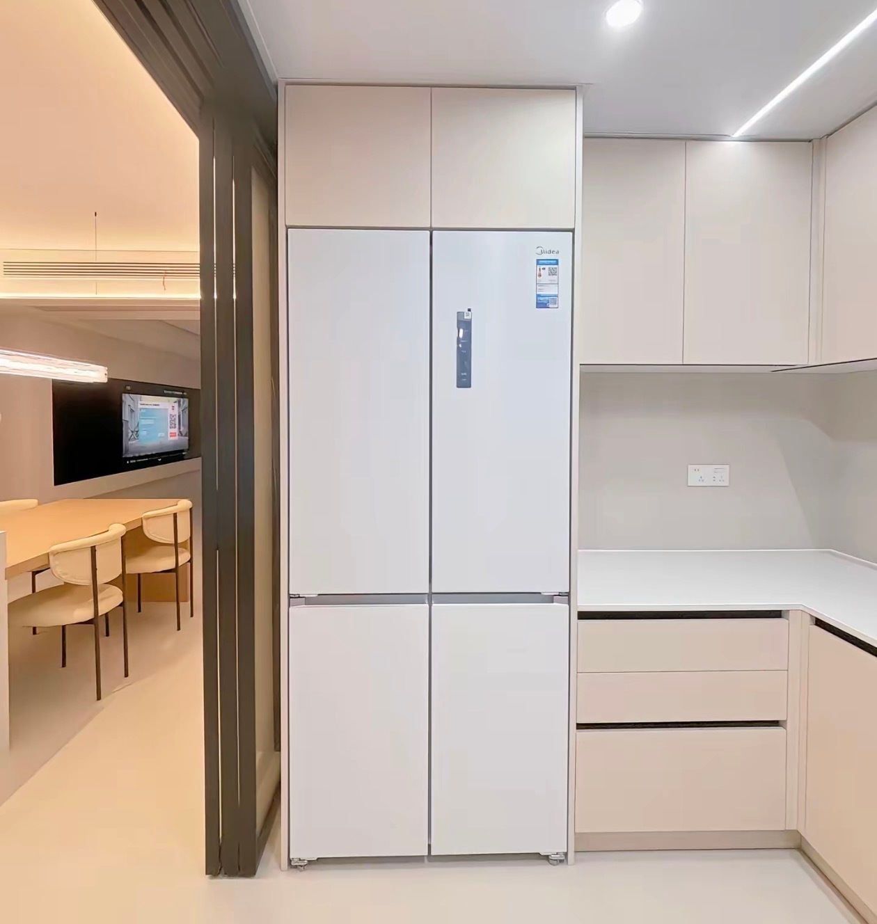嵌入式冰箱一个很大的亮点就是高级，我感觉嵌入式冰箱以后肯定会成为一个大趋势，现在