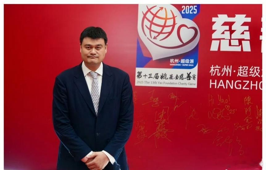 明星篮球课拍出100万助力乡村体育公益从不是独角戏，这节100万的篮球课就是最好