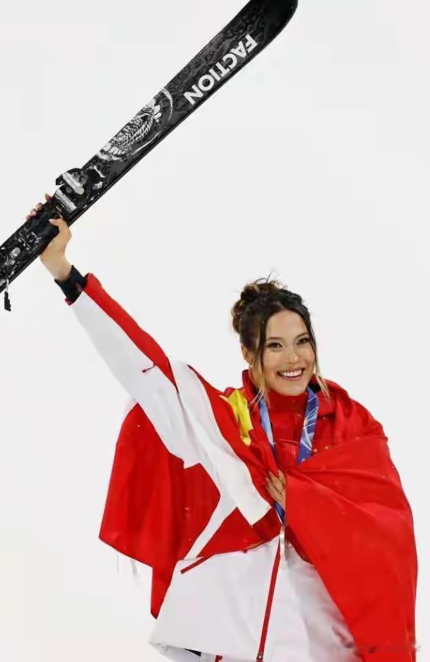 谷爱凌夺取自由式滑雪女子U型场地技巧这个项目的金牌之后，喜悦之情溢于言表，这的确