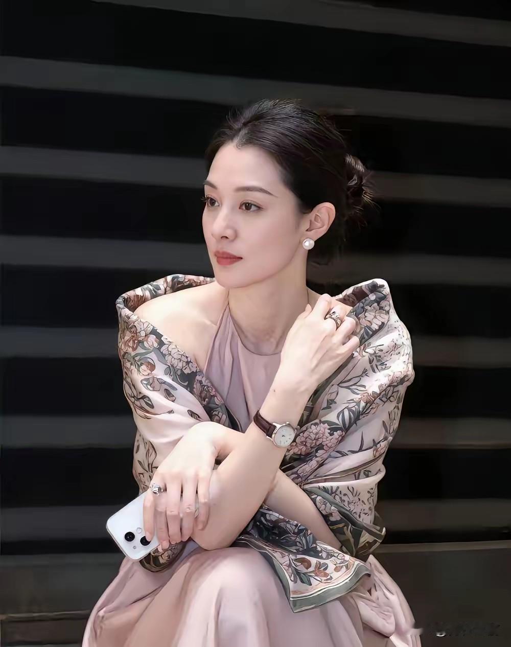 优雅气质，时尚穿搭，手机相伴，自信满满。