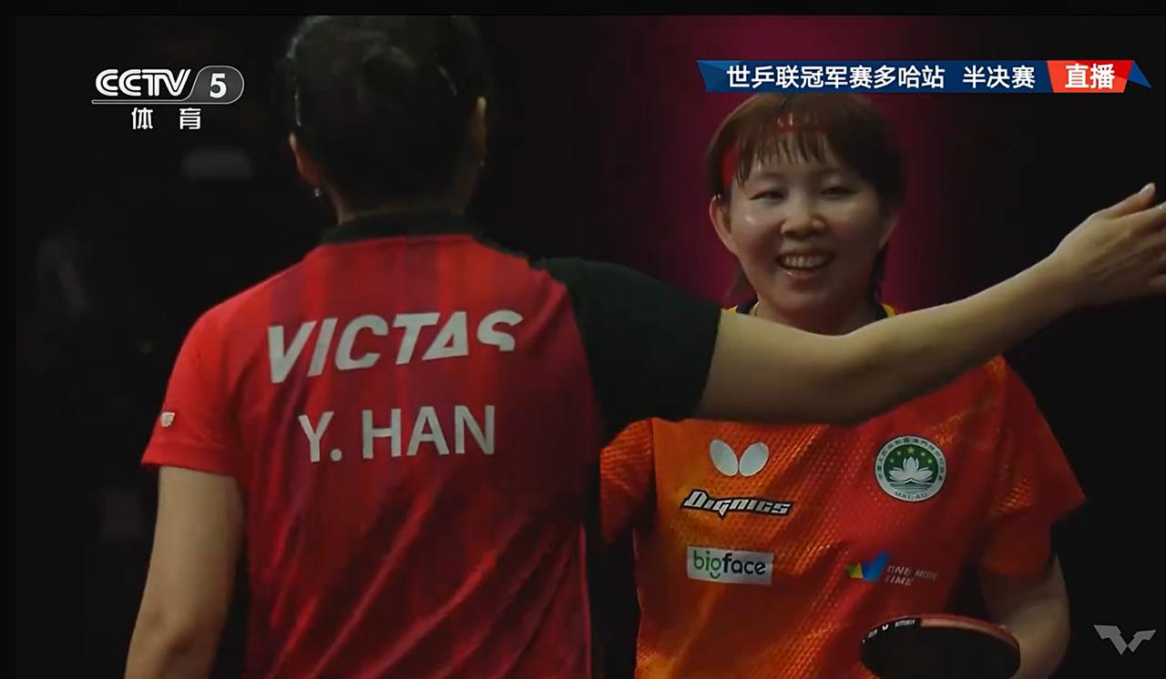 致敬老将！英雄惜英雄，当最后一球落地时，两人深情相拥。
        朱雨玲去