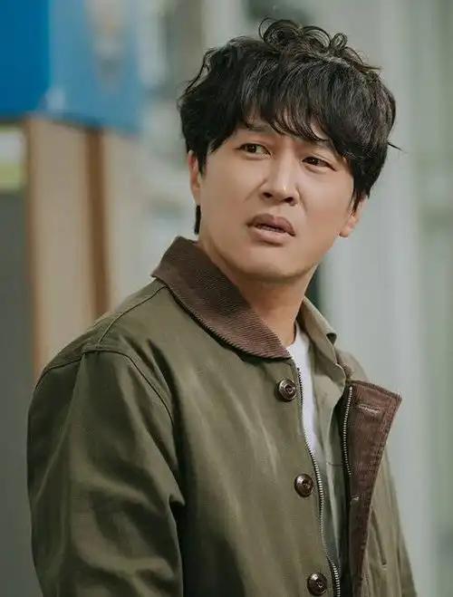 装深情，骗女孩。这是君子所不齿的行为。当然，好男人上天堂，坏男人走西方。各有所爱