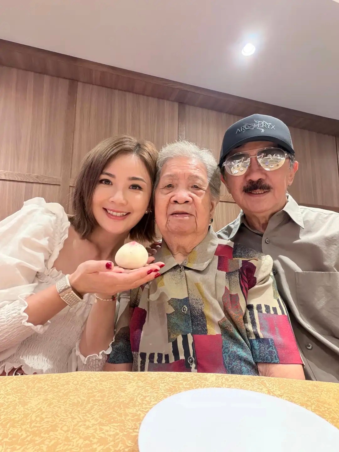 蔡卓妍阿Sa为98岁奶奶庆祝生日，爸爸罕见露面，祖孙三代长得好像 ！ 
