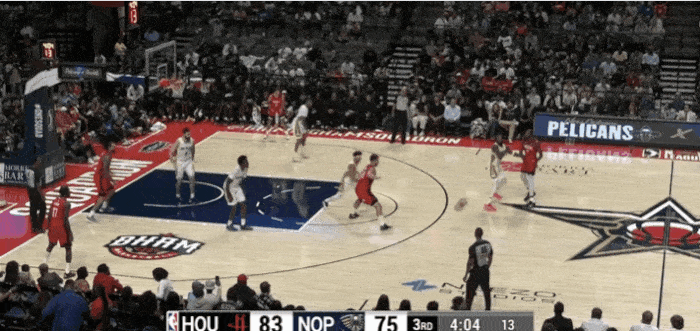 球场魔术师！申京妙传助飞伊森！
在今天NBA季前赛火箭对阵鹈鹕的第三节比赛中，申