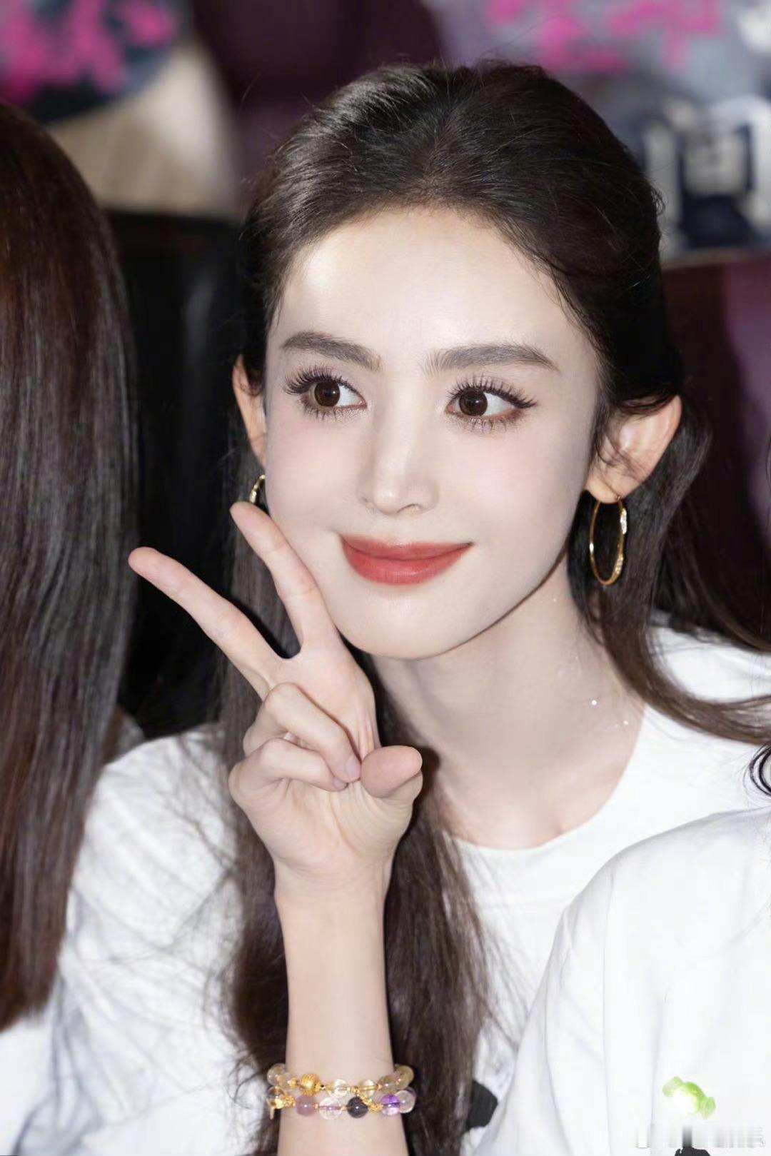娜扎恋情曝光后首露面  网友在环球影城偶遇娜扎，我说还是多多关注艺人的作品吧！ 
