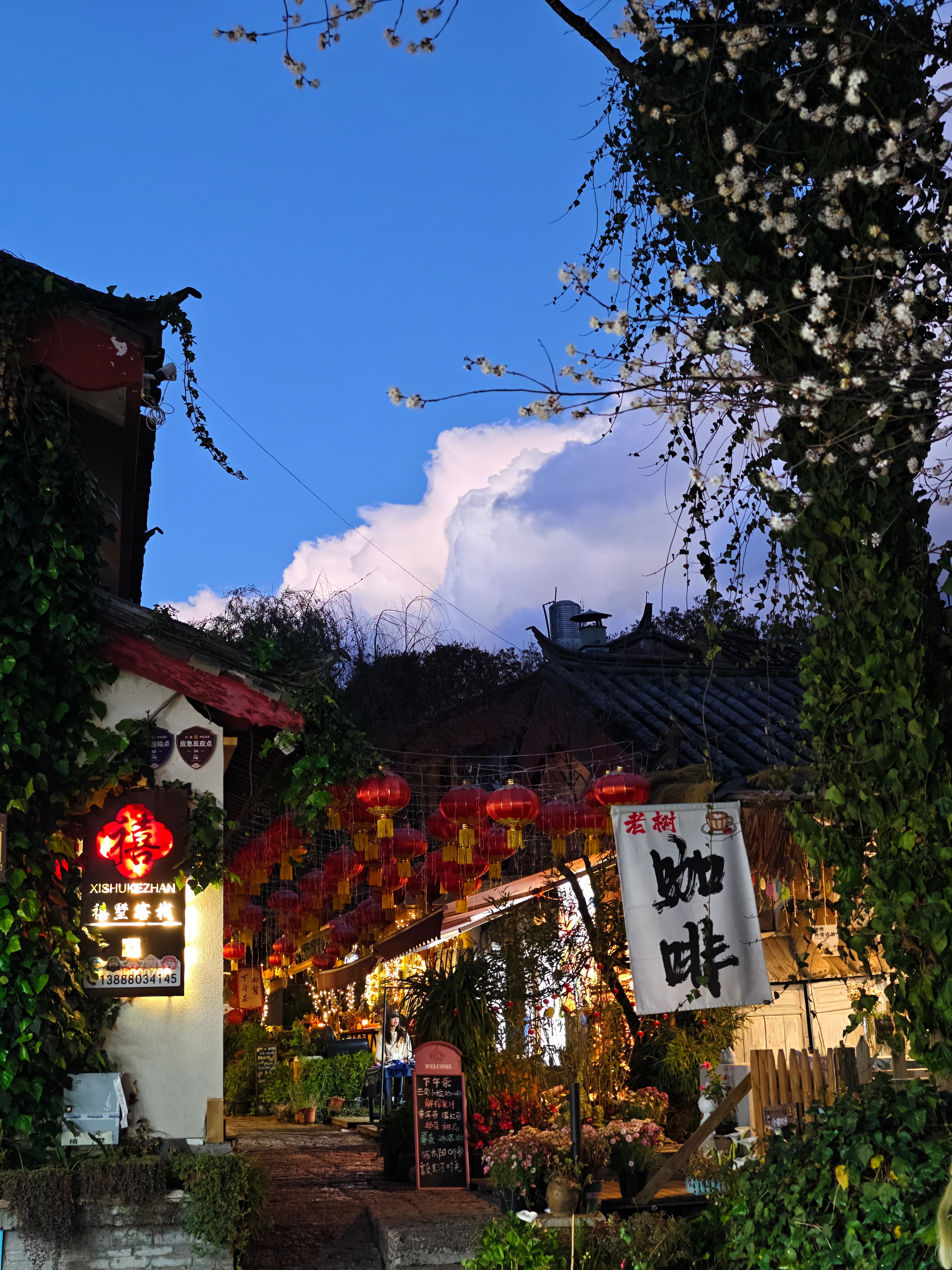 束河古镇的四方听音广场，晚上还有篝火晚会，可以围着篝火跟当地人一起跳舞，很安逸 