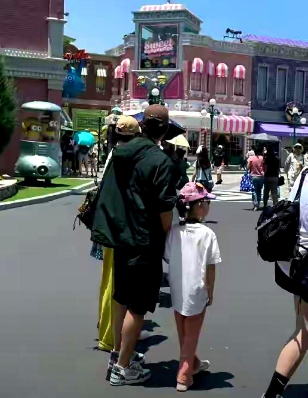 唐嫣女儿这基因绝了！才6岁，个子都快到罗晋肩膀了。

清明假期，好多人在新加坡环