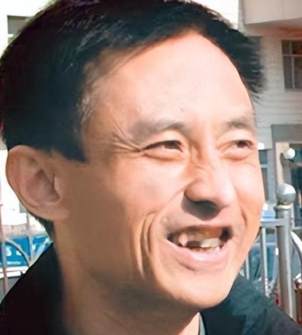 2002年，河北唐山，民警郭精忠夫妻俩在家遭到蒙面歹徒袭击，身受重伤、性命垂危。