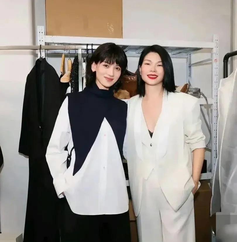 #妙笔生花创作挑战#刘恺威女友李晓峰留长发颜值赶超杨幂？

李晓峰晒出参加吕燕时