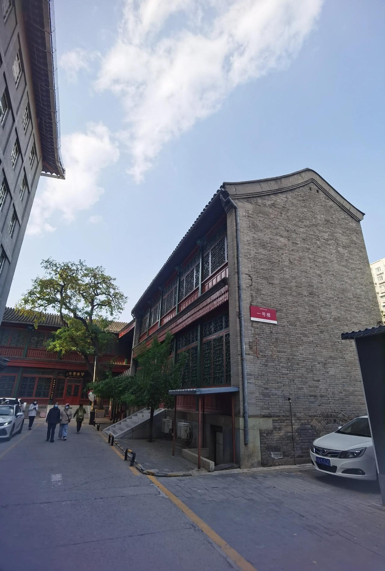 北京同仁堂中医院，院内仿古建筑。
