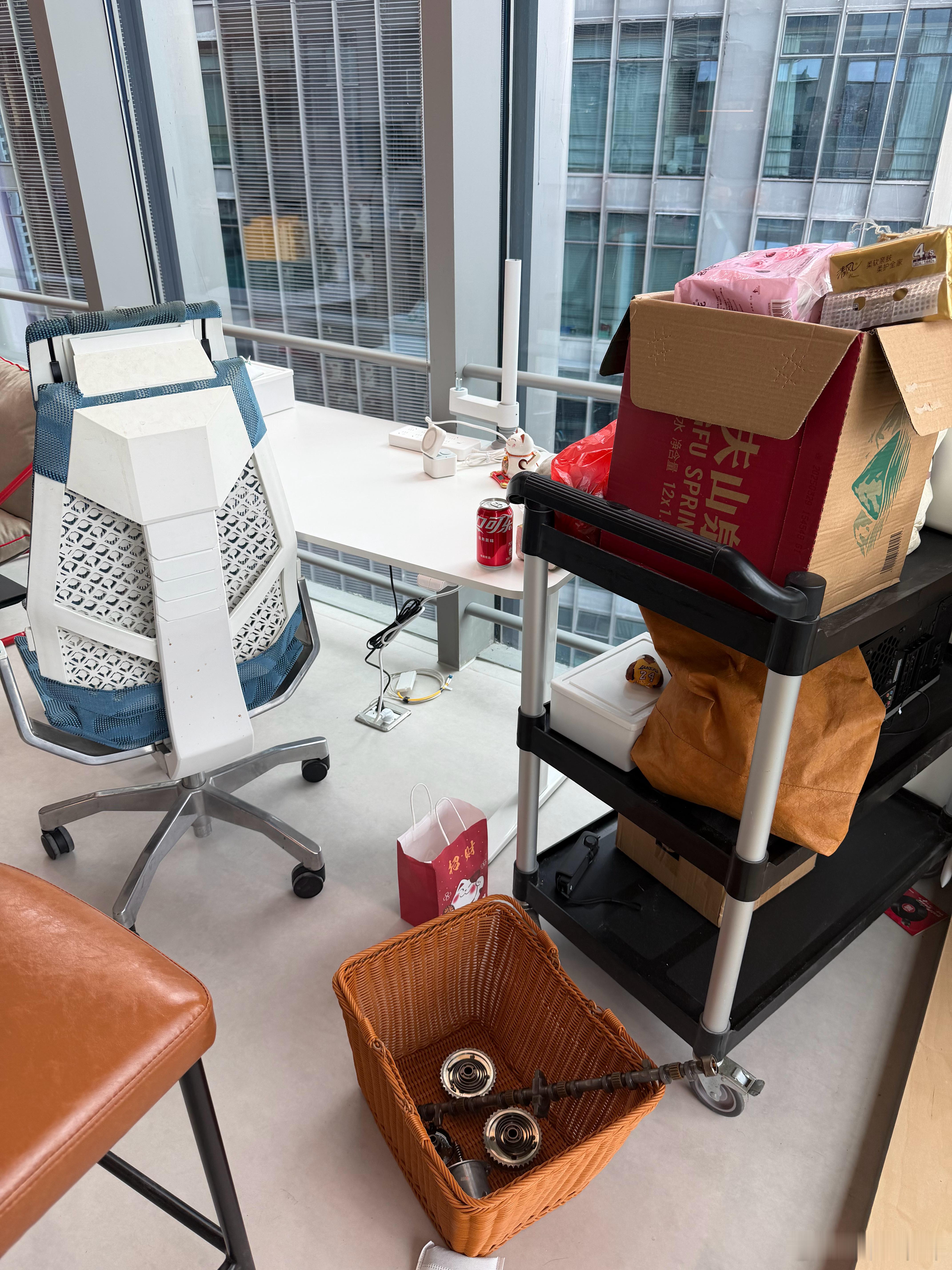 给你们看看冯哥的工位