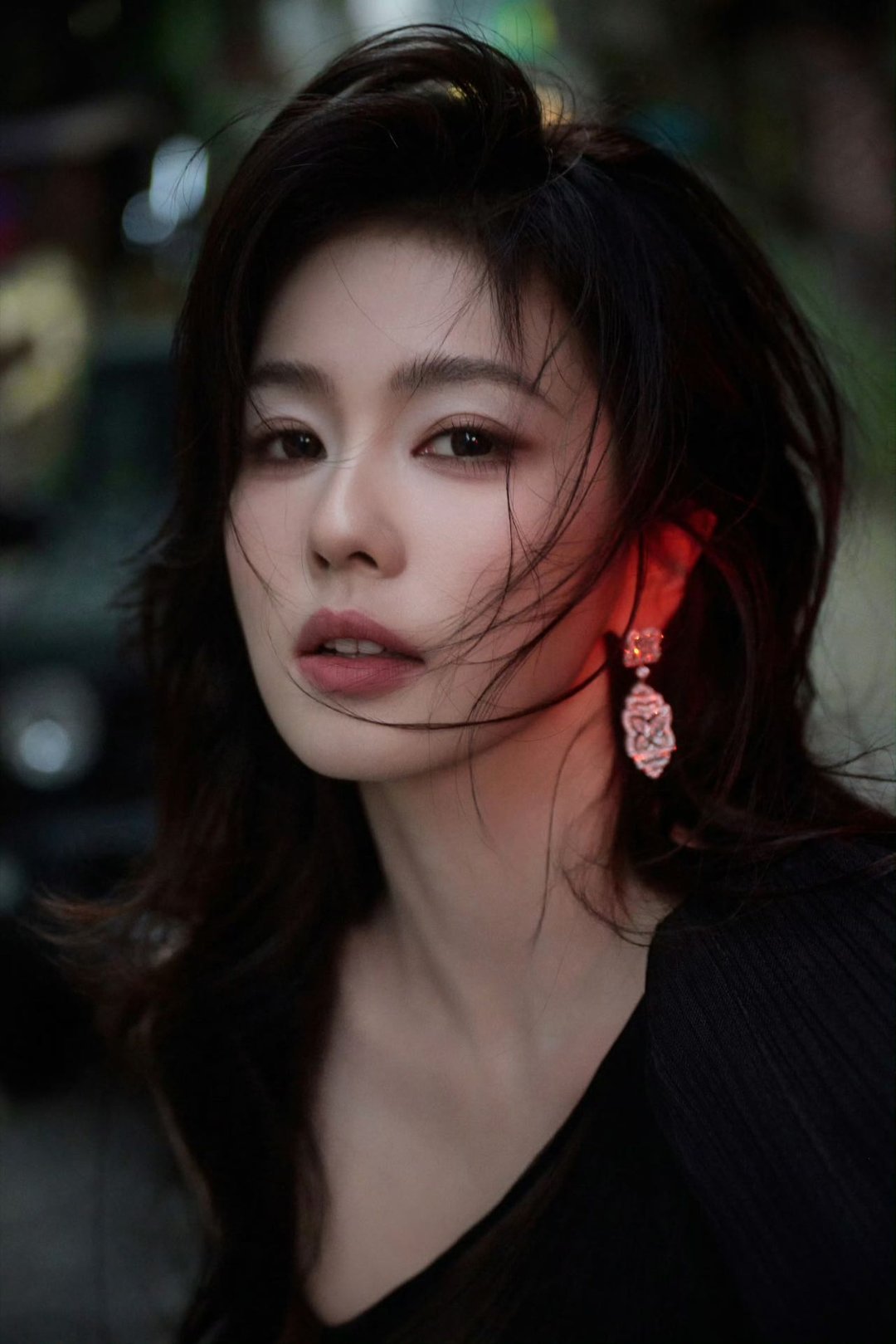 白鹿~尖叫之夜三套妆造，美得很权威。白鹿一天三套造型