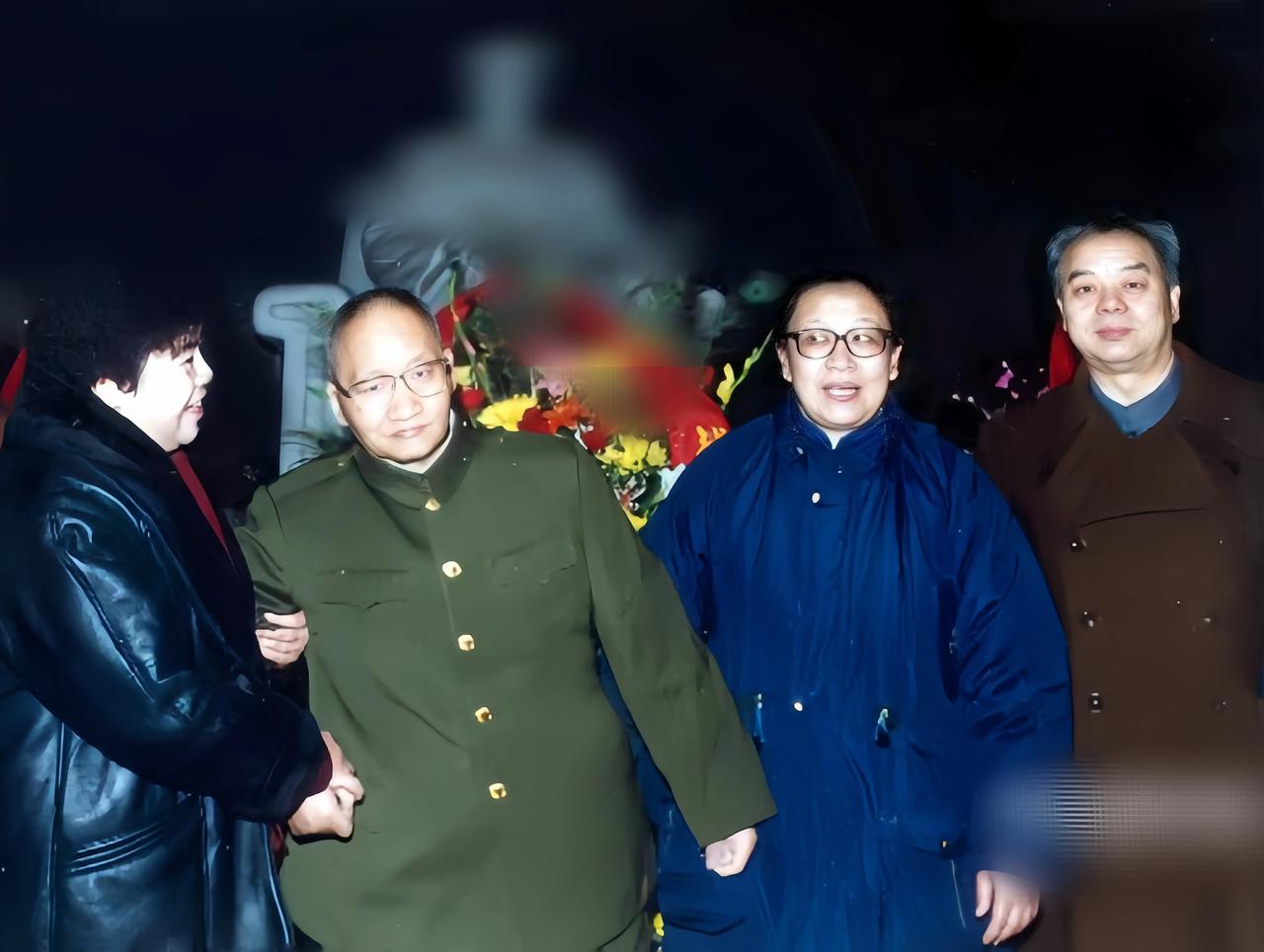 这是岸青和妻子邵华，妹妹李纳，妹夫王景清一行四人，看望和纪念父亲时，在一起的合影