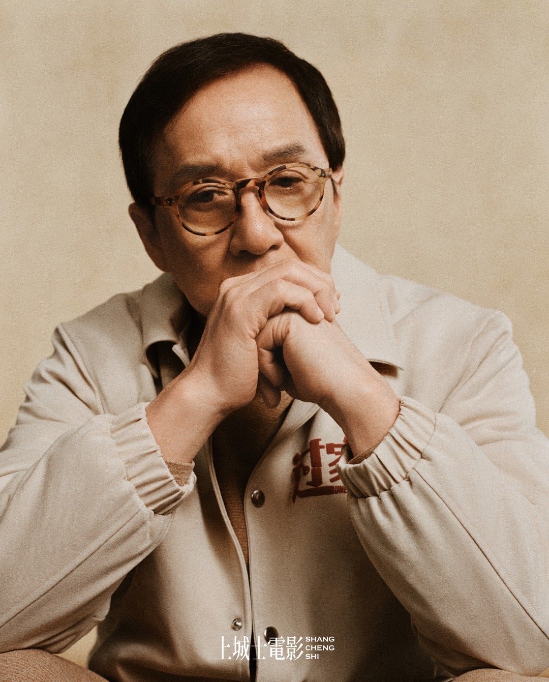 成龙本命年首个封面 本命年红，不如他的热爱滚烫。封面背后，是从打星到文戏的彻底转