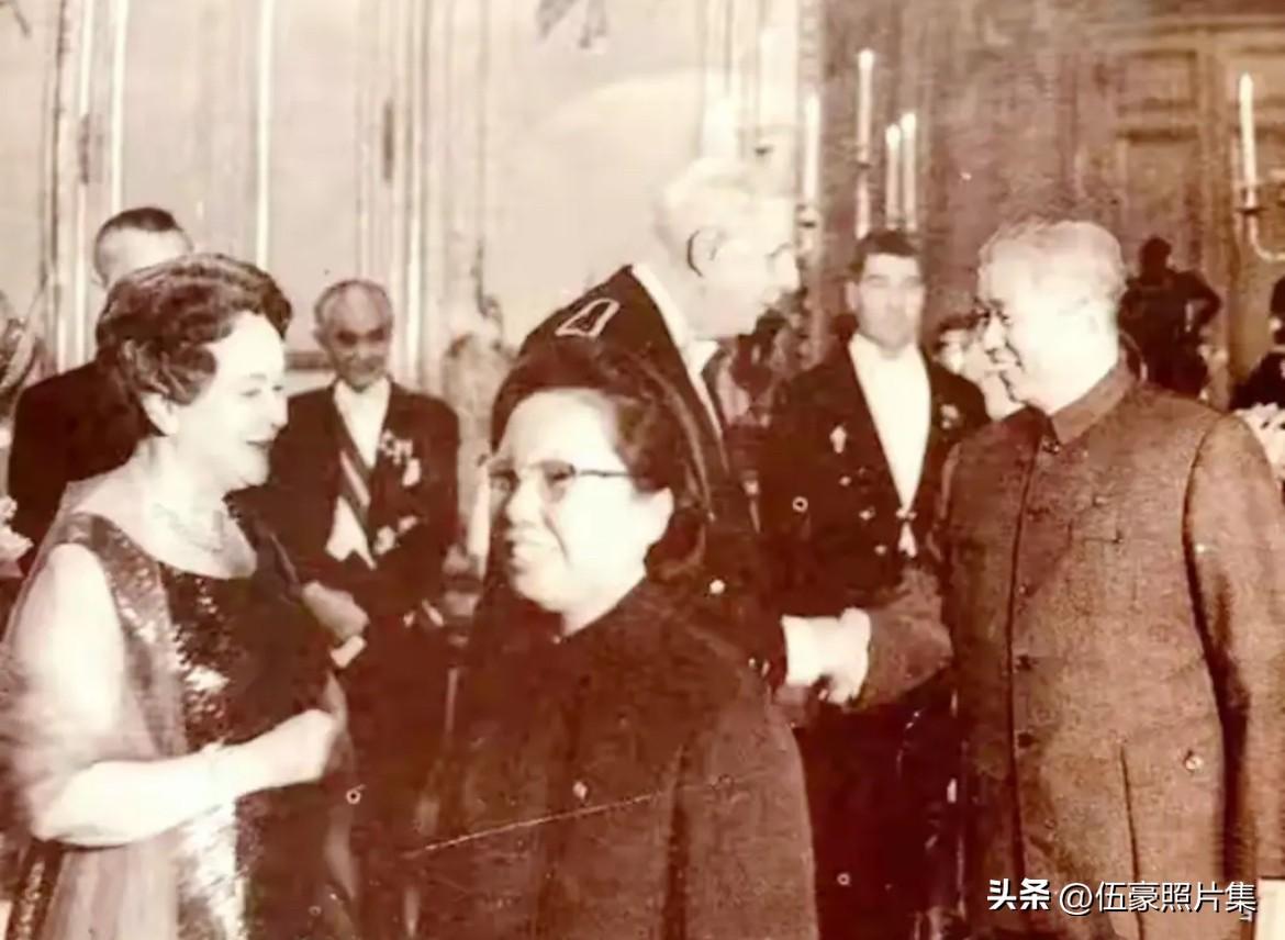 1967年，新中国驻法国首任大使黄镇（前右一）与夫人朱霖（前右二）出席法国总统戴