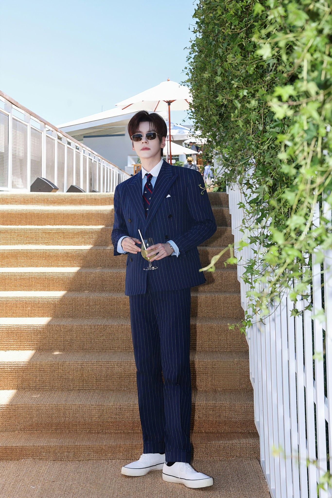 你怎么这么好看 哲就是优雅贵公子又忍不住要说 依旧是喜欢你的一天        