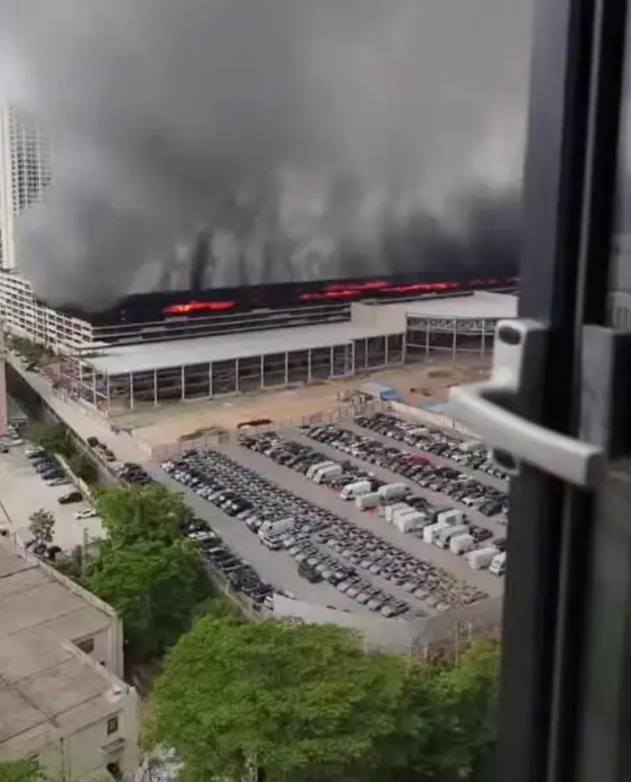 🔥 突发！比亚迪坪山园区凌晨起火 官方通报：与电池无关

滚滚黑烟冲天而起，位