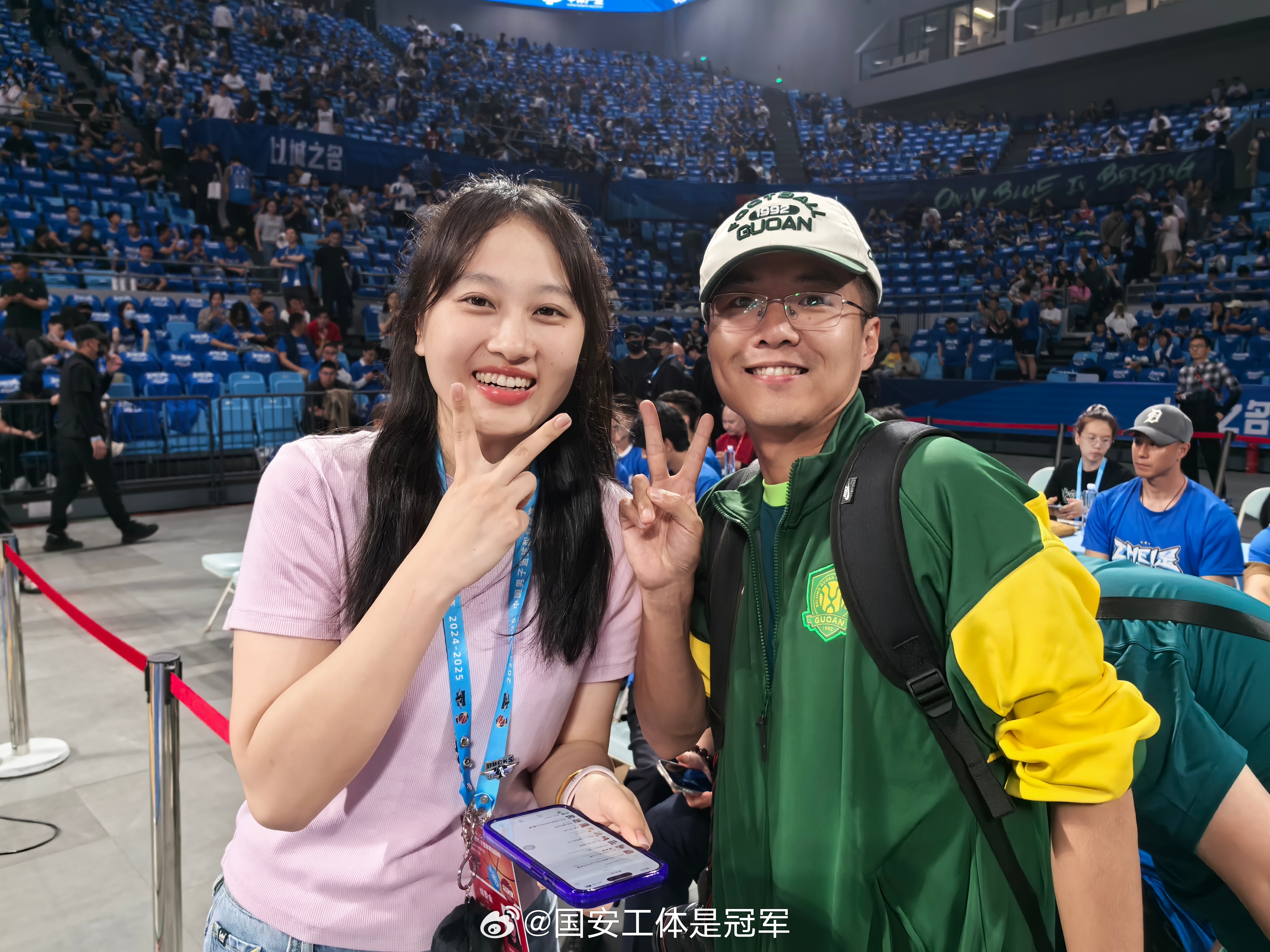 历史性时刻！国安&首钢新闻官首次合影！颜值谁更胜一筹？显而易见[哈哈][哈哈][