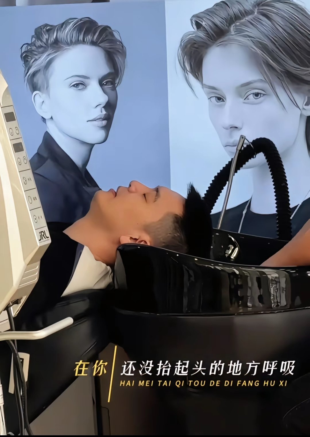 有球迷留言：杨指导躺那都这么帅。确实杨指导颜值秒杀娱乐圈一线明星，说别人可能是捧