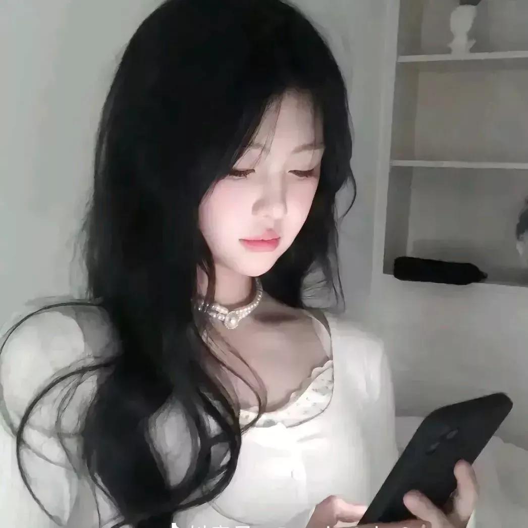 沉静的夜晚，指尖轻触屏幕，梦回千年的温柔。独处的静美时光 温婉眸光 晚来即生香 