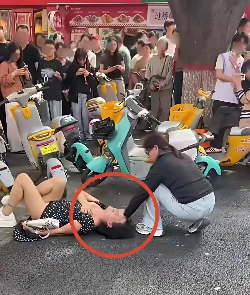 一名女主播被两名中年女子当街死死按在地上，疯狂殴打、撕扯衣服，最过分的是，对方竟