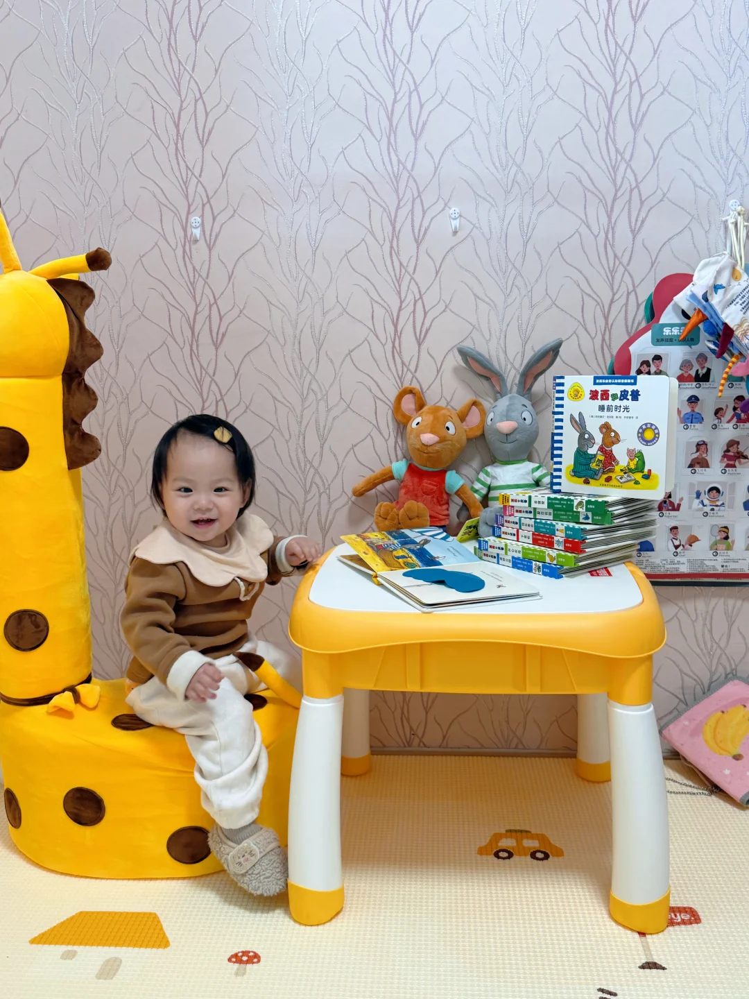 1岁小孩姐的陪读新朋友👭一起来玩翻翻书～