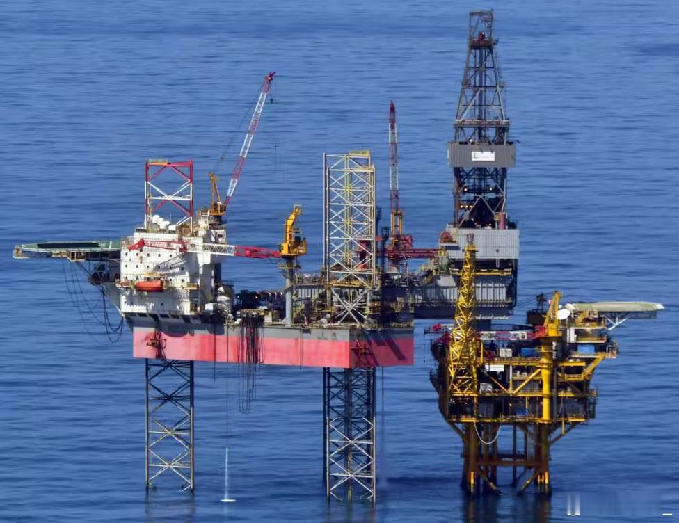 共同社称中国在东海“中间线”中方一侧新建了一座构造物。此举可能是为了进行气田开发