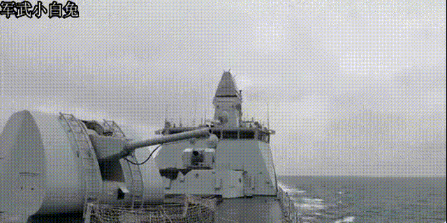 最大射速90发/分，看054B“漯河舰”100mm主炮开火，射程超过20公里。