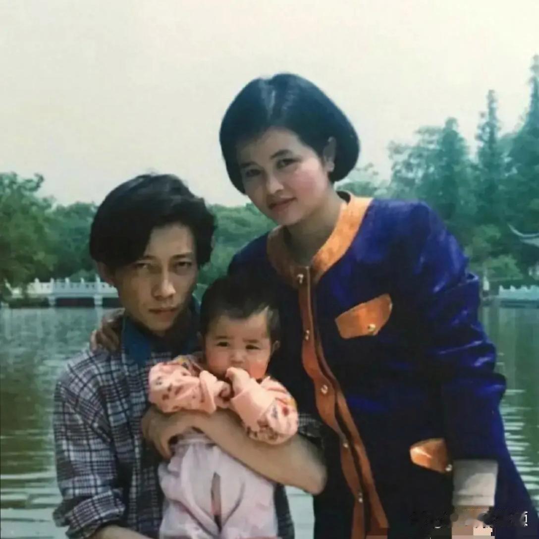 这是白鹿小时候和妈妈的合影，两人长得真像，简直是一模一样 ​​​