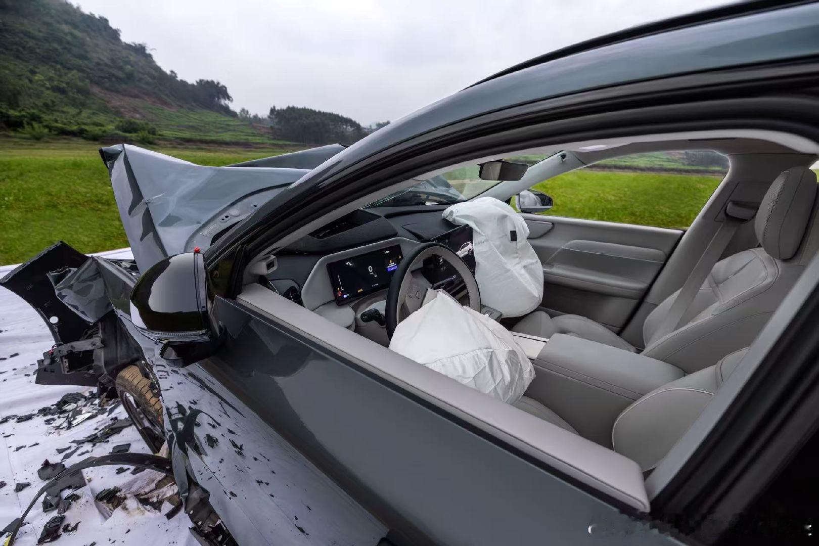 沃尔沃XC70被热气球带上35米高空 看沃尔沃高空抛车这个测试，我第一反应不是柱