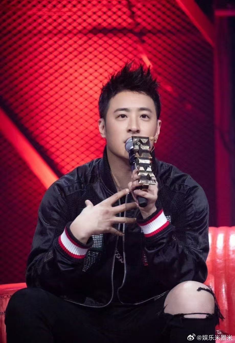 潘玮柏出道4分之1个世纪潘玮柏出道25年了 出道25年，依旧是舞台上的光！潘玮柏