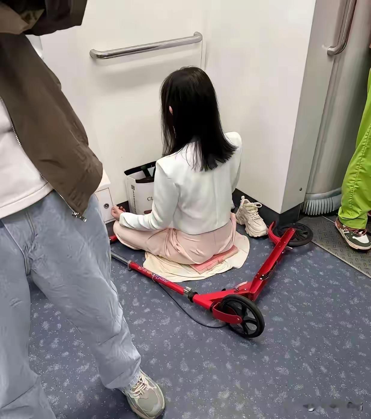 红妆美人坐，静听钟声远。