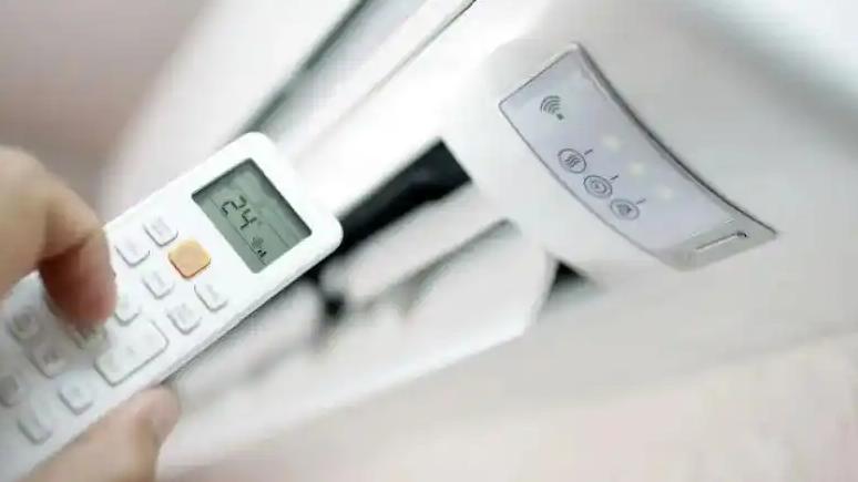 这场巨头间的“跨界肉搏”，核心争议在于对“真铜实料”定义权和溢价合理性的争夺。格