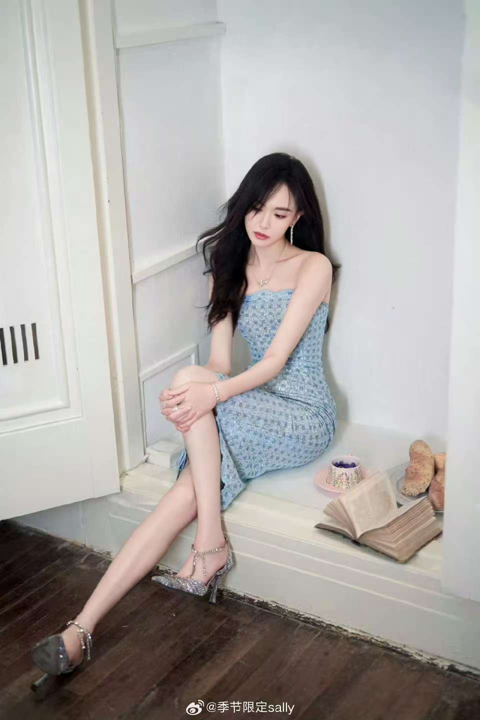 唐嫣Tiffany活动造型唐嫣蓝色亮片裙唐嫣Tiffany活动造型，哇塞，哇哦 