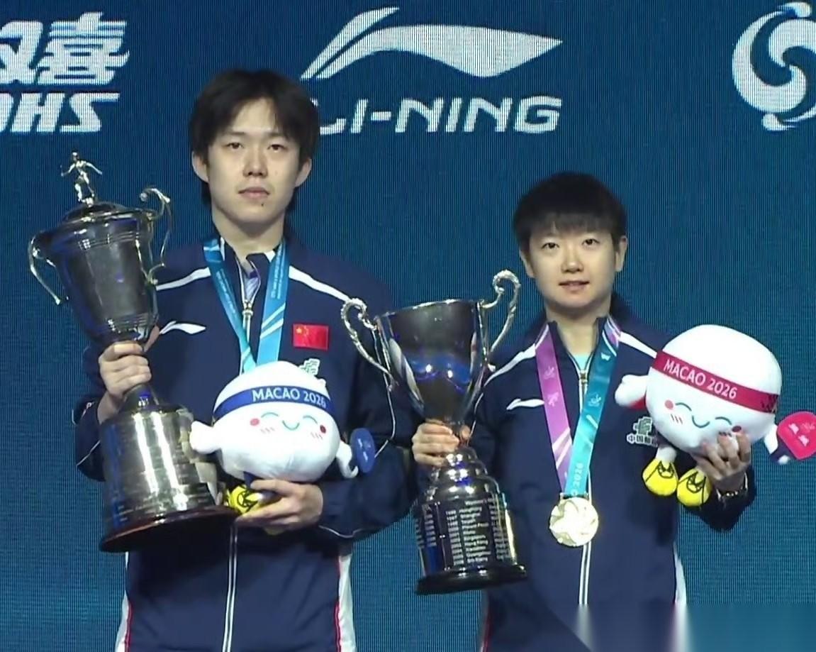 澳门世界杯颁奖礼上，王楚钦一直盯着孙颖莎的奖杯，突然冒出一句：“你的奖杯帽儿呢？