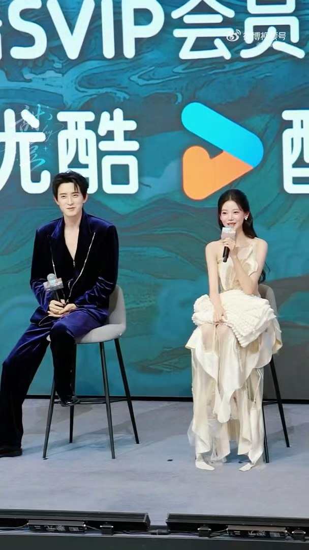孙珍妮 师兄太稳健方言互动孙珍妮方言互动片段出圈，随口切换口音氛围感十足。把角色