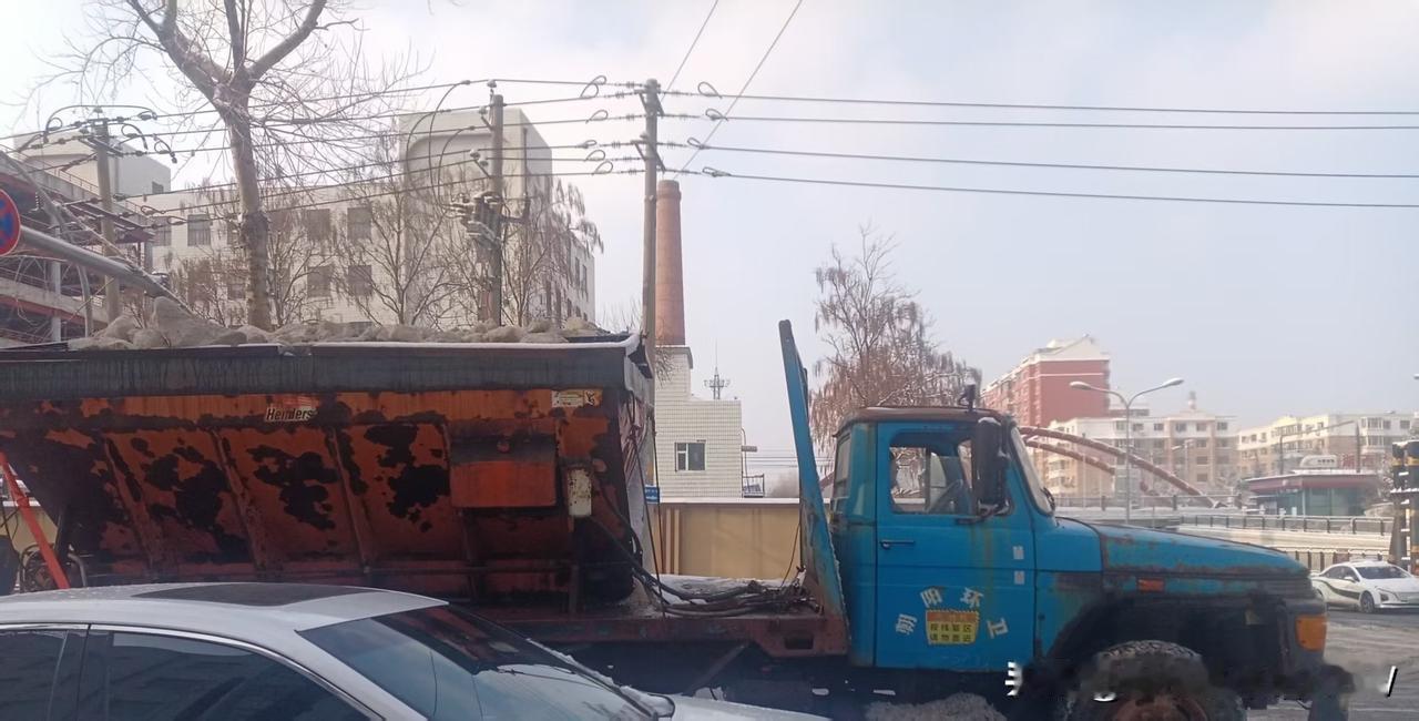 是雪太大了，还是环卫开错车了。
眼看着车的每个部位都要散架了，还在奋力的拉雪呢。