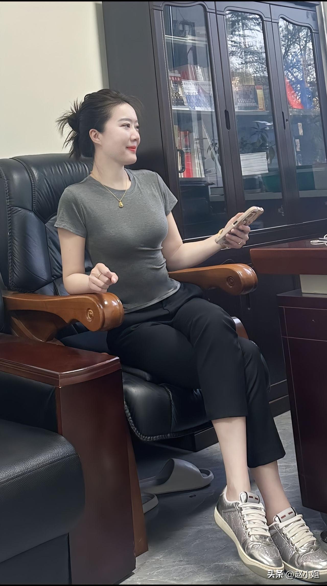 世人总说女子温柔如水，却很少有人看见，这温柔背后，藏着多少不为人知的委屈与坚强。