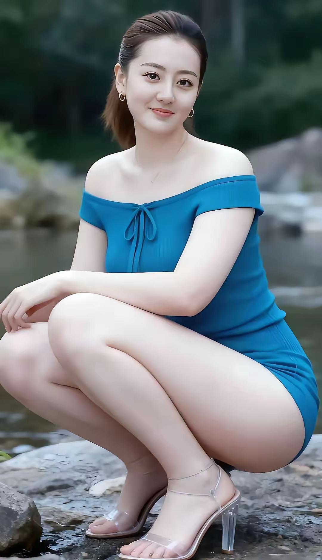 不需珠宝装点，她自身便是光华。
内在的书卷气与外在的从容姿，共同织就她迷人的风韵