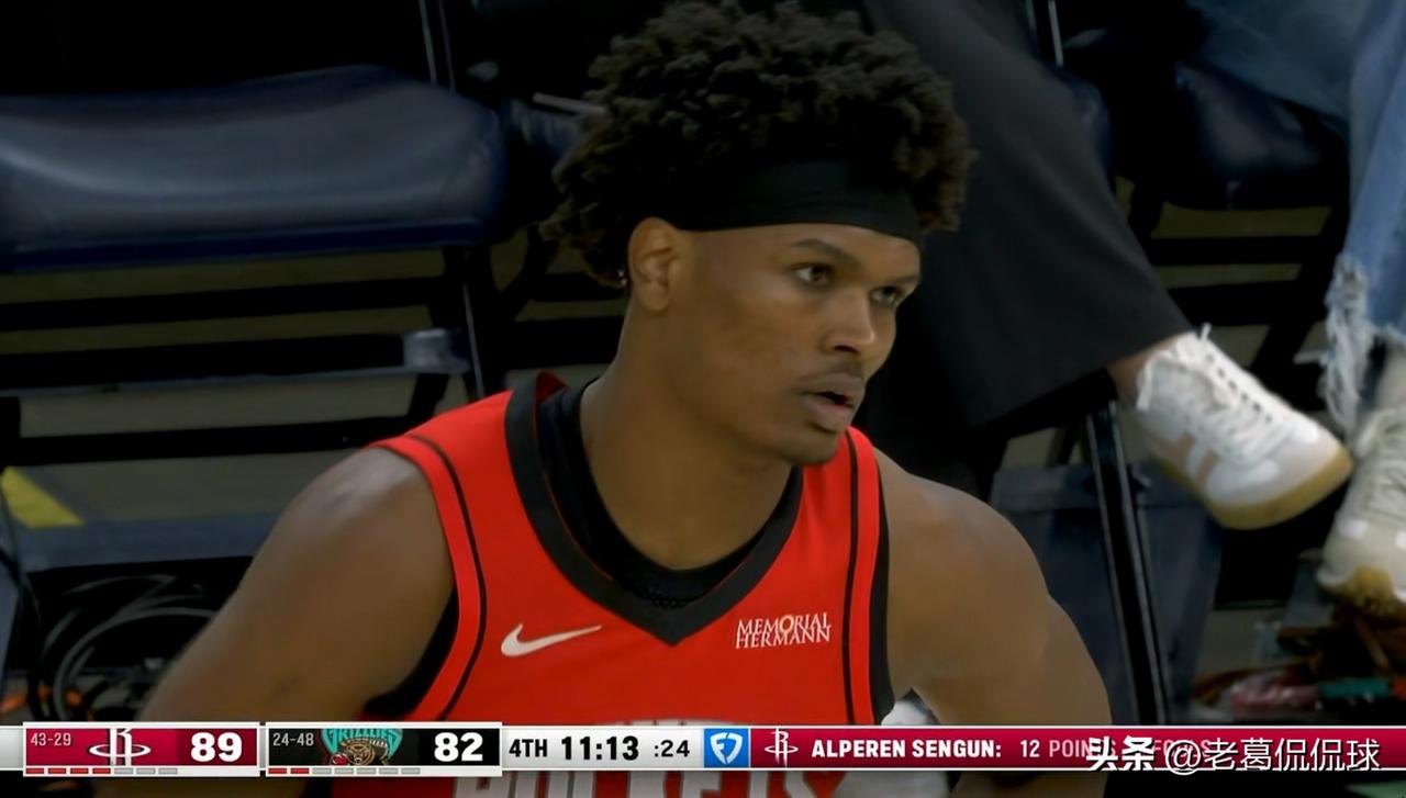 火箭球星阿门-汤普森竟然敢出手三分球了！在今天火箭客场以119：109击败灰熊的